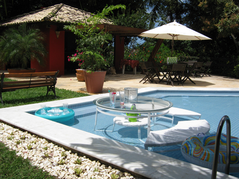 http://www.novidadesonline.com/wp-content/uploads/2012/03/decora%C3%A7%C3%A3o-para-jardim-com-piscina-3.jpg